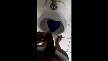 Preview 4 of Stepson And Mom Sex - Novinho mijando de pau mole