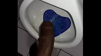 Preview 3 of Poin Boy - Novinho mijando de pau duro