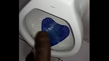 Preview 4 of Poin Boy - Novinho mijando de pau duro