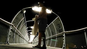 Preview 1 of Korean Kiss Sex - Desnudo en un puente iluminado