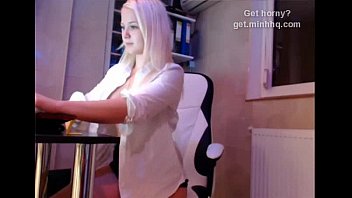 Preview 2 of Courtney Xxxmz Ass - Jenny show her naked body,  Can somebody tell where is her pussy?
