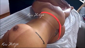 Preview 4 of Gujrati Boys - Puta Casada fazendo massagem com os peitos de fora e usando um biquini que mal cobre a buceta