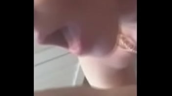 Preview 3 of Husband Fucklicking - loira vadia de olhos azuis pagando boquete no banho