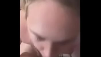 Preview 1 of Husband Fucklicking - loira vadia de olhos azuis pagando boquete no banho