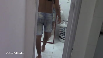 Preview 1 of O Sexo Nosso - Max tomando banho depois de comer o mavambo safado