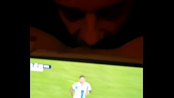 Preview 2 of Youtube Pornhub - Viendo el partido se la chupo
