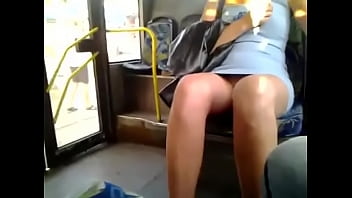 Preview 4 of Gordita Adolecente Viniendose - Mulher &eacute_ filmada dentro do &ocirc_nibus sem calcinha
