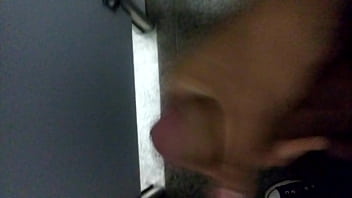 Preview 1 of Saxi Xxxx Hd - Novinho punheta no banheiro p&uacute_blico