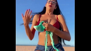 Preview 2 of Tube Porn American - Renatinha Mello - Me troquei na praia de Ipanema no Rio,  quase fui pega no FLAGA