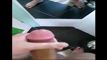 Preview 2 of Mostrando Meu Pau Pra Mulheres - At a shopping mall..Meet me on Gforgay.com