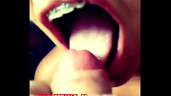 Preview 2 of Teen Age Gril And Boy Beeg - Thais  bebendo leitinho