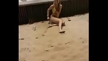Preview 1 of Amelias Cc Entry - Novinha safada tira a calcinha e bate uma siririca na praia