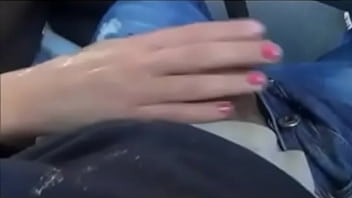 Preview 4 of Desi Gav Ki Sexy - Safada batendo uma punheta para o namorado no onibus