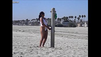 Preview 1 of Baby Be Ass - Latina gorda se exibindo na praia de nudismo