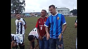 Preview 4 of Hss College Magura Sex - Rodinha de jogadores pegando no pau durante treino.