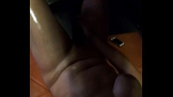 Preview 2 of Really Thug Gay - se da sola mi esposa se masturba con su vibrador blue y sus bolas en el culo