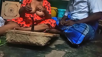 Preview 4 of Ormi Koyra Sex - Tamil aunty vigitabl cutting uncle boobs pressing