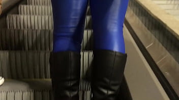 Preview 2 of Anita Riska Jayanti - Gostosa de Legging e Bota