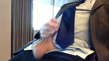 Preview 4 of Jav Aka Tiny - Maduro casado masturb&aacute_ndose en su trabajo