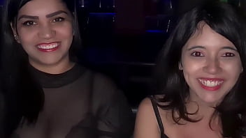 Preview 2 of Xxx Sex Videoshd - Baixinha,  magrinha e novinha sentado e rebolando no pau na cabine do club de swing