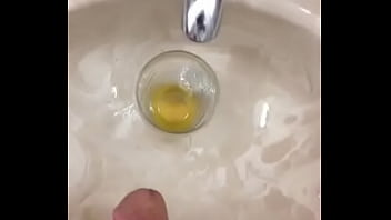 Preview 2 of Lepas Air Dlm Burit - Pissing in a glass