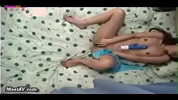 Preview 1 of Erotica Erkek Aktif - Asian masturbate clitoris on bed with M-leg