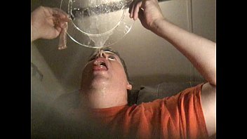 Preview 2 of Domestica Chupando Pora - Cumhungry faggot