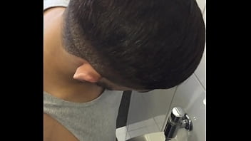 Preview 3 of Birgine Porn - Flagra do pauzudo mijando na faculdade