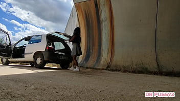 Preview 1 of Teen Fat Nal - AFRICANA SEM CALCINHA TEM O CARRO AVARIADO E QUANDO SE BAIXA PARA VER O PROBLEMA &Eacute_ SURPREENDIDA POR DESCONHECIDO DE PAU DURO QUE A FODE NA SUA CONA QUENTE E SUCULENTA EM V&Aacute_RIAS POSI&Ccedil_&Otilde_ES SEM CAMISA