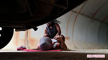 Preview 4 of Teen Fat Nal - AFRICANA SEM CALCINHA TEM O CARRO AVARIADO E QUANDO SE BAIXA PARA VER O PROBLEMA &Eacute_ SURPREENDIDA POR DESCONHECIDO DE PAU DURO QUE A FODE NA SUA CONA QUENTE E SUCULENTA EM V&Aacute_RIAS POSI&Ccedil_&Otilde_ES SEM CAMISA