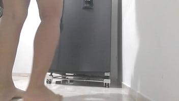 Preview 1 of Granny Says Fuck Me - Camara capta a sirvienta limpiando la nevera