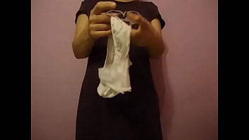 Preview 4 of Deeny Daneil - Mis braguitas. &iquest_Os gustar&iacute_a olerlas?