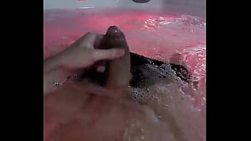 Preview 2 of Mixi N - BATENDO PUNHETA NA BANHEIRA DE HIDROMASSAGEM