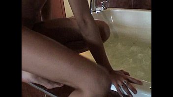 Preview 2 of Toto Fuking - HellisabethQueen teen brunette take a bath