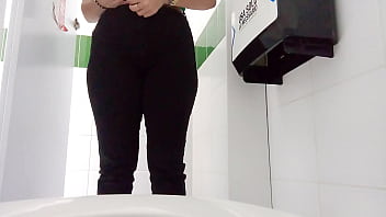 Preview 4 of Anna Natsuki Part 1 - Graban a chicas de mi oficina meando