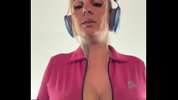 Preview 1 of Milf Wakes Boy Up4 - Eu na academia da minha quebrada treinando louca de tes&atilde_o que at&eacute_ suava pela buceta e escorria nos meus peitos!