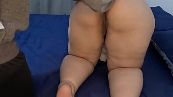 Preview 2 of Lara Etv Live Show - Mi suegra en cama me deja disfrutar su gran culo sexy. video viral casero real