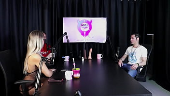 Preview 4 of Sany Lioni Porn Video - loira sente calor e tira a roupa depois do convidado dizer que libertou uma mulher na casa de swing - Jow Jow (SHEER/RED)