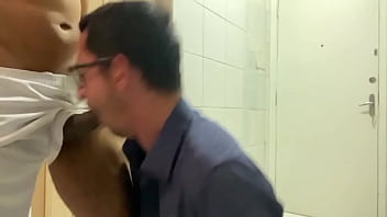 Preview 3 of Cocksucking Mouth - Ras-guei a cal&ccedil_a social do puto safado na hora do tes&atilde_o e fiz ele ir pra casa de cuequinha . Completo em xvideos Premium