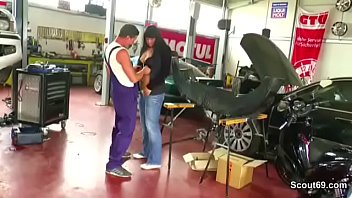 Preview 2 of Africa Secxx - Mommy wird in der Werkstatt von jungen Typen gefickt