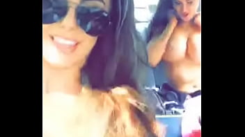Preview 1 of Nikoletta Devis From Affair - Amigas mostrando os peitos no carro