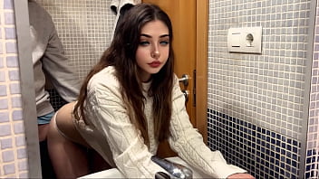 Preview 2 of Xxxviedohindi Sistar - sexo duro con mi jefe en el ba&ntilde_o,  queda todo grabado