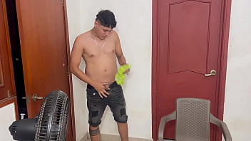 Preview 1 of Mom Vf Vidio - sorprendo a mi peque&ntilde_a hermanastra masturb&aacute_ndose y me pide que la folle muy duro hasta que me corra adentro
