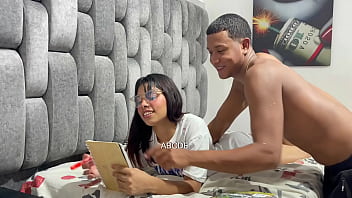 Preview 1 of Mom And San Xxxxx - Ayudo a mi peque&ntilde_a hermanastra en sus tareas de la escuela y termina aprendiendo a follar muy duro