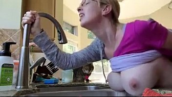 Preview 4 of Wwxxvideis - cogen en la cocina mientras sus hijos juegan