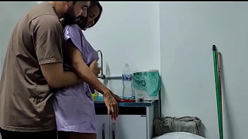 Preview 2 of Sanjana Kannada Heroin Sex - Estava preparando o caf&eacute_,  ele me surpreendeu