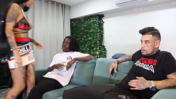 Preview 1 of Real Act Defloration Videos - Fudendo a mulher do meu amigo corninho na frente dele