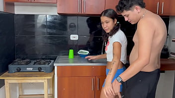 Preview 1 of Goa Bech Porn - hermanita le pide a su hermanastro mayor que la ense&ntilde_e a cocinar mientras la coge H.L.