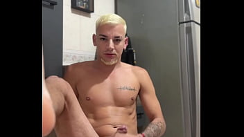 Preview 2 of Www18year Pomhubcom - Novinho chega da escola doido pra gozar e joga leite na cozinha