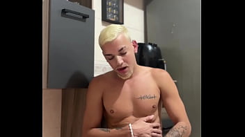 Preview 3 of Www18year Pomhubcom - Novinho chega da escola doido pra gozar e joga leite na cozinha